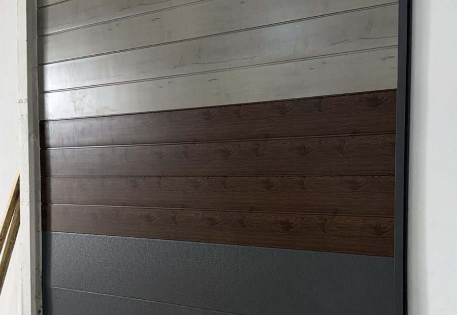 Foto real: los 3 colores de metal siding colocados en nuestro depósito